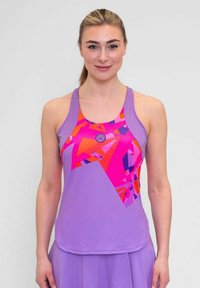 Top sportivo viola con un vibrante motivo geometrico in rosa e arancione. Presenta un logo rotondo al centro e una texture liscia.