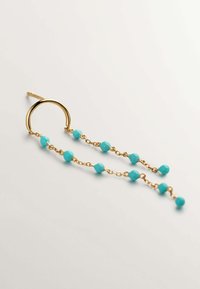 Pendientes de aro dorados con cadenas colgantes que tienen cuentas de turquesa. Las cuentas tienen una textura suave y formas irregulares.