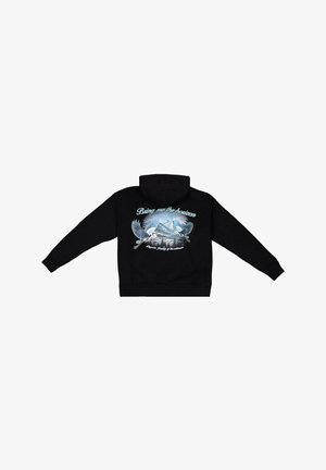 Fekete kapucnis pulóver grafikás nyomattal, amelyen repülő madarak és kék hegyek láthatók, a felirattal: "Hozd el nekem a horizontot".