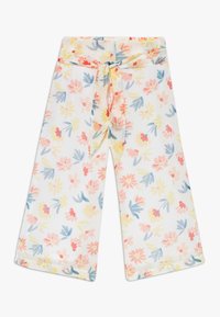 Pantalones de pierna ancha con estampado floral sobre una base blanca, que presentan patrones florales en tonos pastel de rosa, amarillo y azul, y un detalle de cintura atada.