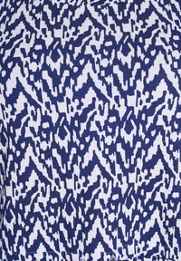 Marine- und weiße gemusterte Stoffe mit einem abstrakten, gezackten Design und strukturierten Oberflächen, geeignet für Kleidung oder Polsterung.