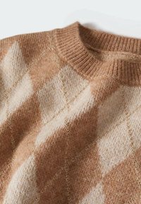 Pull en maille douce avec motif losanges beige et marron clair et col rond côtelé, avec des accents subtils de fil doré.