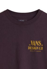 Bordowa bawełniana koszulka z żółtym graficznym nadrukiem logo "VANS DESIGN CO." z datą założenia "1966" oraz słowami "QUALITY GOODS."
