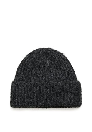 Gorro de lana tejido de color gris oscuro con puño doblado, mostrando textura acanalada, aislado sobre fondo blanco.