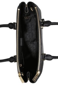 Borsa a mano in pelle nera con doppia cerniera dorata, apertura superiore che mostra l'interno nero a motivo e due manici su ciascun lato.