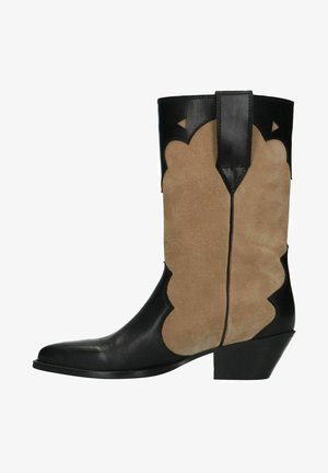 Nahka- ja mokkanahka nilkkurit, joissa musta ja tan-värinen värimaailma, aaltoilevat yksityiskohdat, terävä kärki ja matala stabiloitu korko.