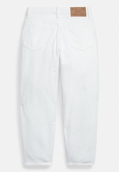 Λευκό βαμβακερό παντελόνι τζιν με άνετη εφαρμογή. Διαθέτει δύο πίσω τσέπες, δερμάτινο λογότυπο στη μέση και διακοσμητικές ραφές σε αντίθετο χρώμα.