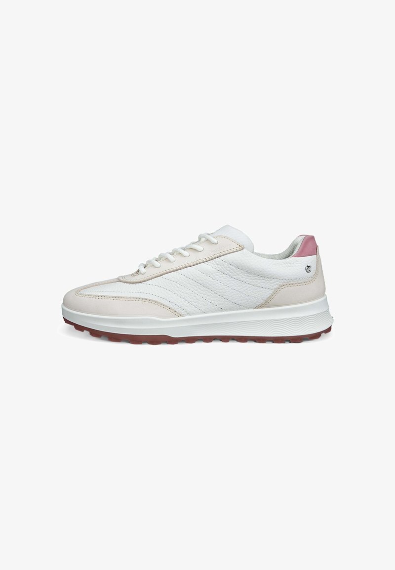 Chaussures de sport blanches avec des accents rose clair, tige en cuir texturé, languette rembourrée et semelle en caoutchouc rainurée. Design à lacets avec une forme épurée.