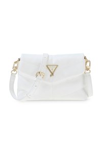 Bolso de piel blanca de Guess con logotipo triangular en tono dorado y correa de hombro ajustable, patrón de chevron acolchado, cierre de clasp.