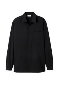 Chemise noire à manches longues en tissu texturé, dotée d'un col pointu, d'une fermeture à boutons sur le devant et d'une poche poitrine.