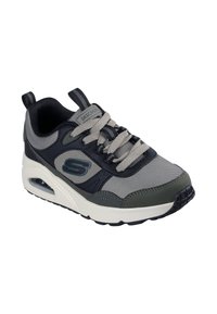 Sneaker Skechers con parte superiore grigia e blu navy, materiale in mesh testurizzato, linguetta imbottita, logo S prominente e una suola intermedia bianca con ammortizzazione ad aria.