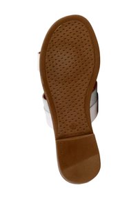 Tanfarbene Gummisohle mit strukturiertem Grip, weiße Lederriemen, offenes Rückendesign, angegebene Größe 39, saubere Linien, minimalistische Stil.