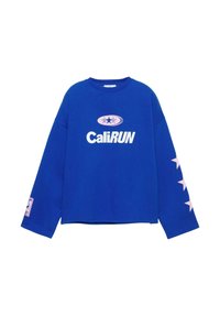 Chemise bleue à manches longues avec col ras du cou, portant le texte "CaliRUN", un logo ovale avec des étoiles sur la poitrine, des étoiles roses le long d'une manche et un petit écusson sur l'autre.