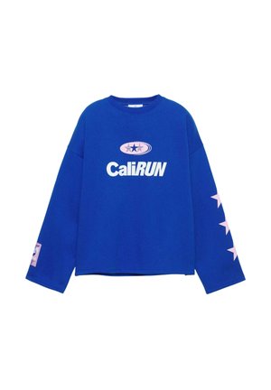 Maglietta blu a maniche lunghe con scollo rotondo, con la scritta "CaliRUN", un logo ovale con stelle sul petto, stelle rosa lungo una manica e una piccola toppa sull'altra.