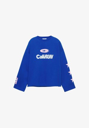 Maglietta blu a maniche lunghe con scollo rotondo, con la scritta "CaliRUN", un logo ovale con stelle sul petto, stelle rosa lungo una manica e una piccola toppa sull'altra.