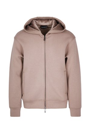 Felpa beige con zip, dal texture morbido, grande cappuccio e tasche laterali. Presenta una marcatura minimale sul petto e polsini a costine.