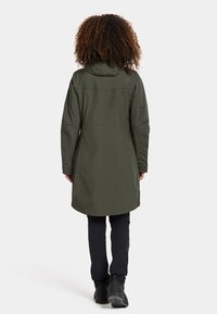 Olivgrüner wasserdichter Mantel mit Kapuze, langer Schnitt und leicht tailliertem Design. Hat minimale Nähte und eine glatte Textur.