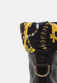 Versace Jeans Couture Stivaletti con plateau - black