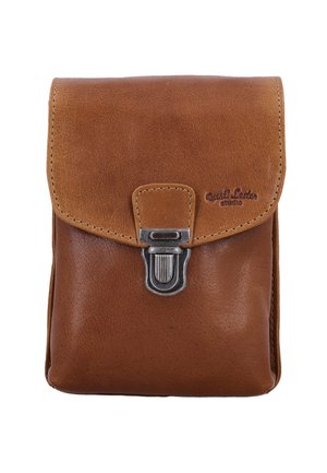 Brun læderpung med klap, metallås og syede kanter, der viser lille prægede mærketekst på øverste højre klap.