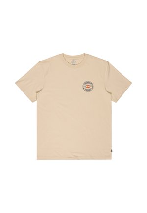 T-shirt beige a maniche corte con girocollo, con un piccolo logo circolare sul petto sinistro che presenta testo e un simbolo onda arancione.