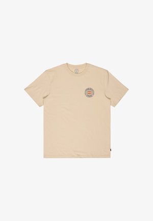 Beiges T-Shirt mit kurzen Ärmeln und Rundhalsausschnitt, mit kleinem rundem Logo auf der linken Brustseite, das Text und ein oranges Wellensymbol zeigt.