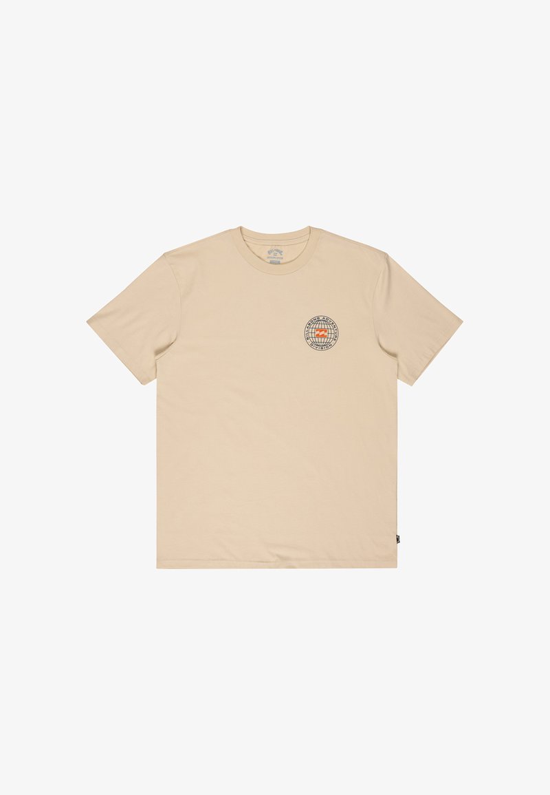 Μπεζ T-shirt με κοντά μανίκια και στρογγυλή λαιμόκοψη, με μικρό κυκλικό λογότυπο στο αριστερό στήθος που περιλαμβάνει κείμενο και πορτοκαλί σύμβολο κύματος.