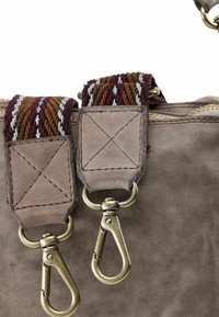 Borsa a tracolla in pelle tan con due robusti ganci in metallo e manici intrecciati nei colori bordeaux, senape e bianco, caratterizzata da cuciture decorative.