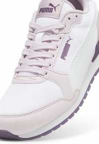Puma ST RUNNER V3 - Katujuoksukengät - white grape mist crushed berry