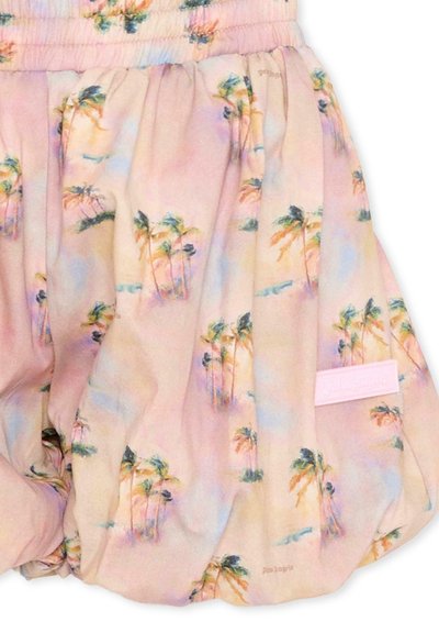 Tissu rose avec une ceinture élastique ornée d'un imprimé de palmiers pastel et une petite écusson rectangulaire sur le côté droit.