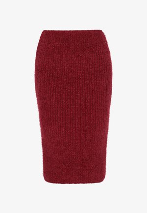 Piros kötött ceruza szoknya texturált bordás mintával, testhez álló fazonnal és térd alá érő hosszúsággal. Egyszerű, varrás nélküli befejezés, látható fém alkatrészek nélkül.