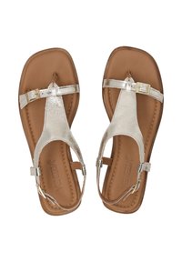 Silberne metallische Sandalen mit einem T-Riemen-Design, flacher brauner Sohle und verstellbarem Knöchelriemen. Glatte Textur mit konturiertem Nähen.