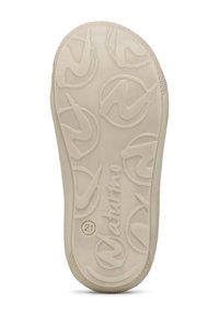 Světlá gumová podrážka obuvi s texturovaným vzorem, který obsahuje propletená písmena a čísla, hladké okraje a zaoblený tvar.