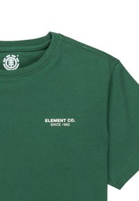 T-shirt verde a maniche corte in cotone, con logo bianco "ELEMENT CO. SINCE 1992" sul petto. Texture liscia, design a girocollo.