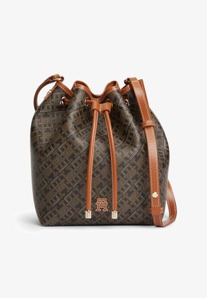 Braun-schwarze gemusterte Bucket-Tasche mit tanfarbenem Leder-Kordelzug und verstellbarem Schulterriemen, goldfarbenen Beschlägen und Logo-Emblem auf der Vorderseite.