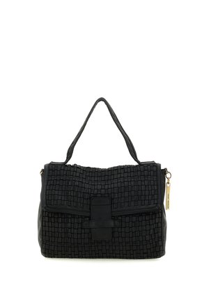 Borsa nera con motivo quadrato intrecciato, manico singolo superiore, chiusura a patta con cinturino e cursore dorato della cerniera su sfondo bianco.