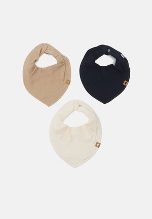Tre bavaglini in beige, blu scuro e crema, realizzati in tessuto a costine. Ognuno presenta una chiusura con bottone a pressione e una piccola etichetta con il marchio.