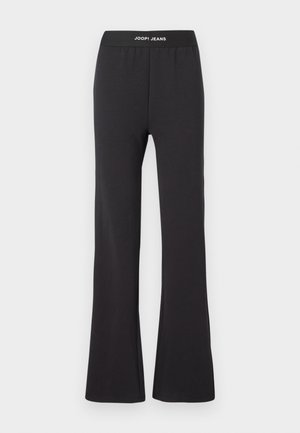 Zwarte flarebroek van zacht materiaal met een elastische tailleband, voorzien van de mer Naam "JOOP! JEANS" in witte letters.