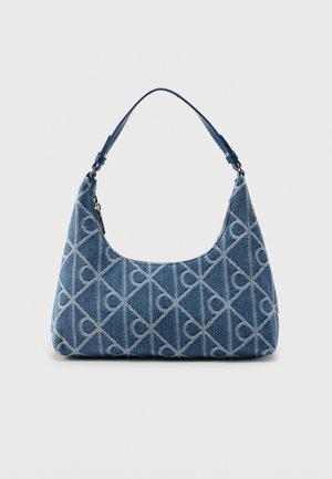 Denim käsikott, millel on kõver kuju, sinine värv ja geomeetriline mustril helesinises toonis. Rihm ja riistvara sobivates sinistes toonides.