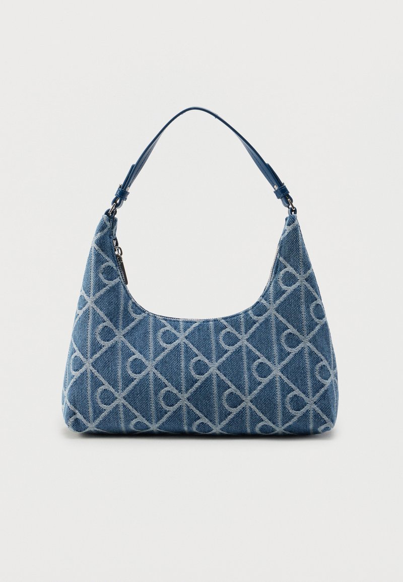 Τσάντα χειρός από τζιν με καμπυλωτό σχήμα, μπλε χρώμα και γεωμετρικό μοτίβο σε ανοιχτό μπλε. Λουρί και μεταλλικά στοιχεία σε τόνους μπλε που ταιριάζουν.