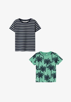 Zwei kurzärmelige T-Shirts: eines in Marineblau mit weißen Streifen, das andere in Mintgrün mit schwarzem Palmen-Druck. Aus Baumwollmaterial, im Rundhals-Design.