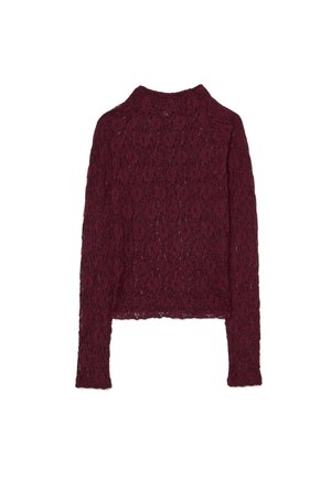 Top de encaje burdeos de mangas largas con cuello alto, que presenta un patrón floral y un dobladillo ligeramente corto. Textura ligera y transparente.