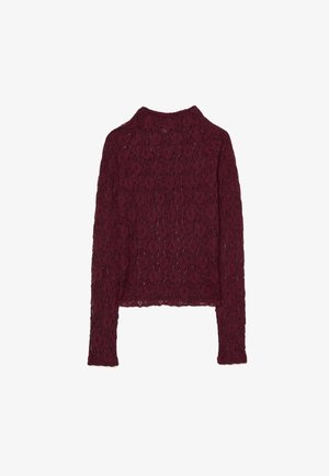 Top de encaje burdeos de mangas largas con cuello alto, que presenta un patrón floral y un dobladillo ligeramente corto. Textura ligera y transparente.