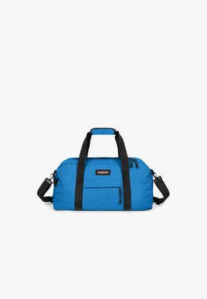 Niebieska torba sportowa Eastpak z czarnymi uchwytami, regulowanym paskiem na ramię, przednią kieszenią na zamek oraz zamknięciem na zamek z góry.