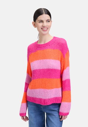 Strickpullover mit auffälligen horizontalen Streifen in Pink, Orange und Hellpink, rundem Ausschnitt und lockerer Passform.