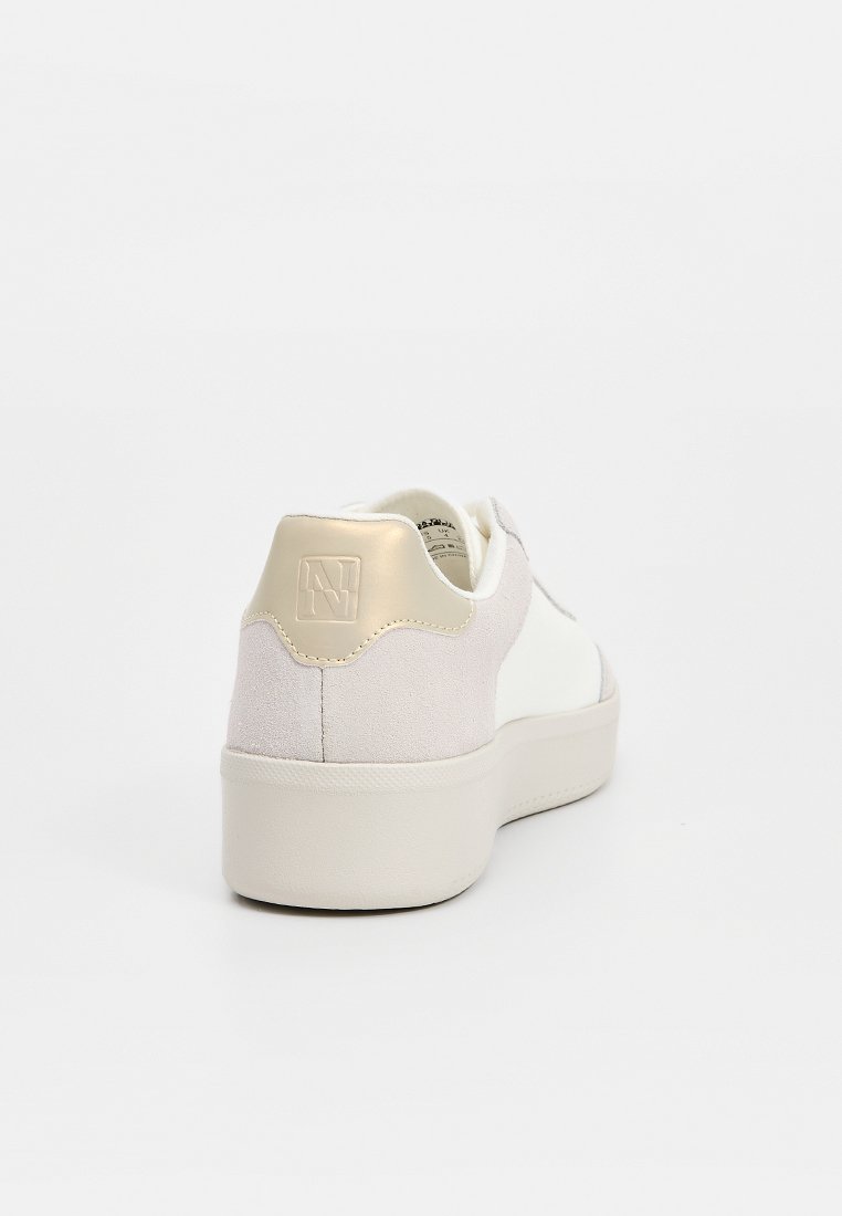 Zapatilla blanca con talón de ante beige, detalles en crema y suela lisa. Presenta un logo en relieve en la lengüeta del talón.