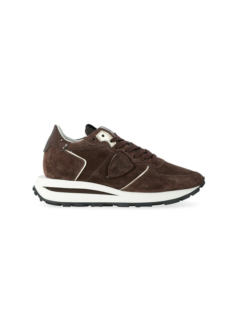 Sneaker in suede marrone con lacci marroni scuri, accenti crema, una suola intermedia bianca e una suola esterna in gomma nera, mostrato di lato su uno sfondo bianco.