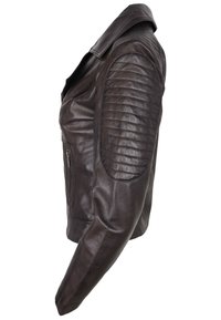 Braune Lederjacke mit taillierter Passform, gerippten Schulterakzenten, Reverskragen und einer mit Reißverschluss versehenen Brusttasche. Glatte Textur.