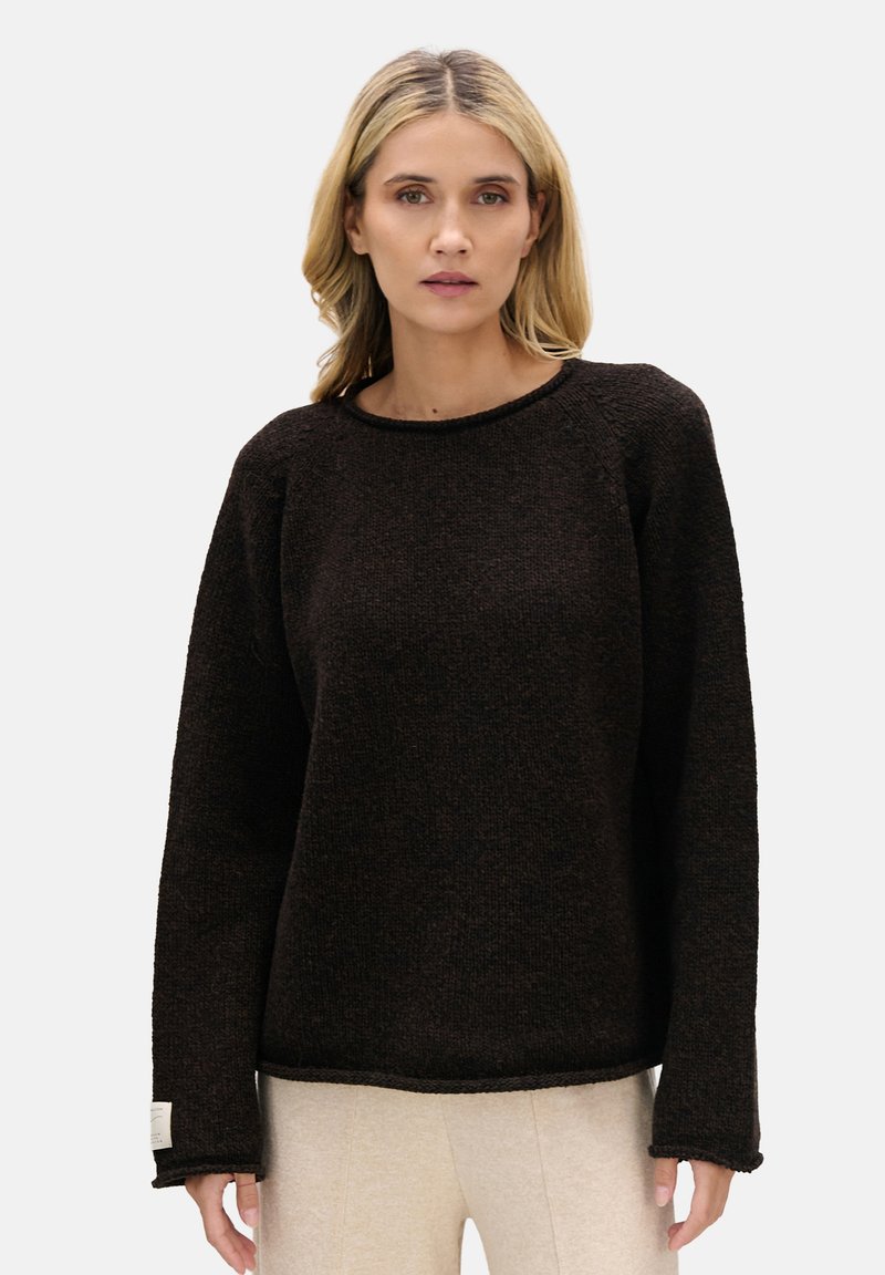 Brązowy dziany sweter z okrągłym dekoltem i długimi rękawami; wyposażony w teksturowaną tkaninę i małą metkę na dole.