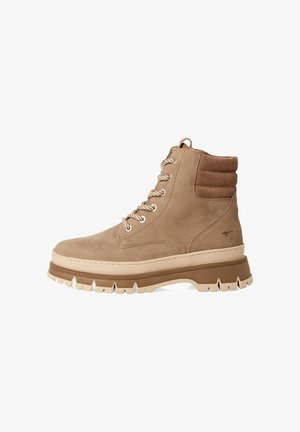 Beige Wildleder-Stiefeletten mit einer robusten Gummisohle, ausgestattet mit einem gepolsterten Kragen, Metallösen und strukturierten Schnürsenkeln. Glatte und robuste Oberflächenstruktur.