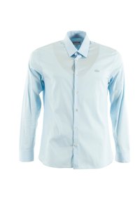 Camisa de manga larga azul claro, hecha de una tela suave, con cuello, cierre de botones en la parte delantera y pequeño logo bordado en el pecho.